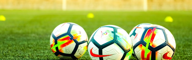 网球运动员在红土场地上挥拍击球动作