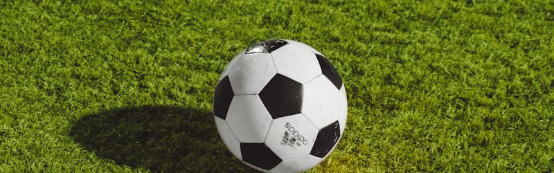 足球运动员在绿茵场上激烈拼抢的瞬间特写